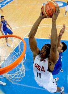 Dwight HoWard smečuje do koše v zápase s Řeky.
